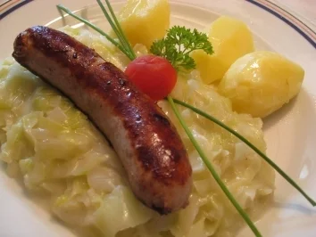 Rezept: Frische Bratwurst auf Spitzkohl in Rahm & Salzkartoffel Frische Bratwurst auf Spitzkohl in Rahm & Salzkartoffel - Rezept