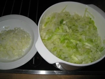 Rezept: Frische Bratwurst auf Spitzkohl in Rahm & Salzkartoffel Bild Nr. 4 Frische Bratwurst auf Spitzkohl in Rahm & Salzkartoffel - Rezept - Bild Nr. 4