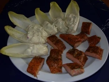 Geräucherte Lachsspitzen mit Peperoni-Quark-Dipp - Rezept