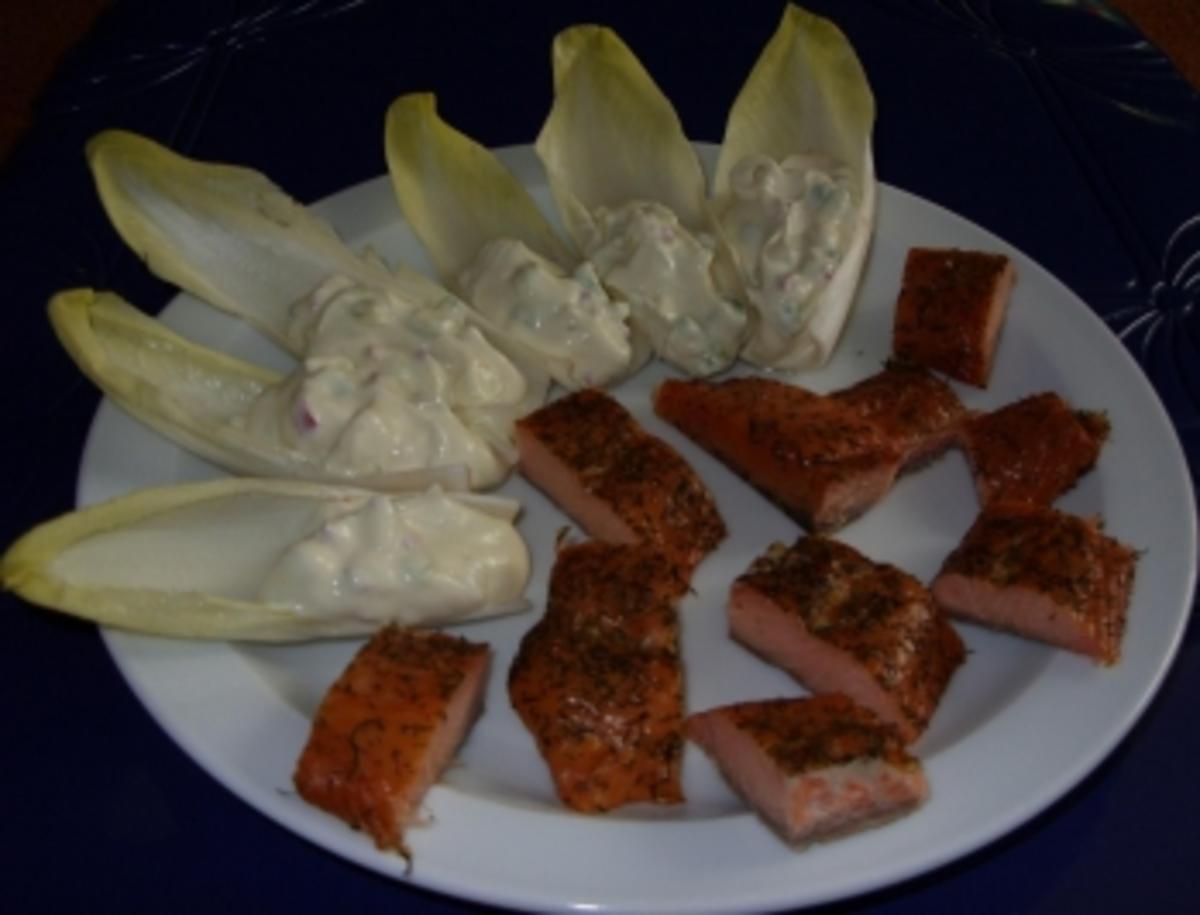 Bilder für Geräucherte Lachsspitzen mit Peperoni-Quark-Dipp - Rezept