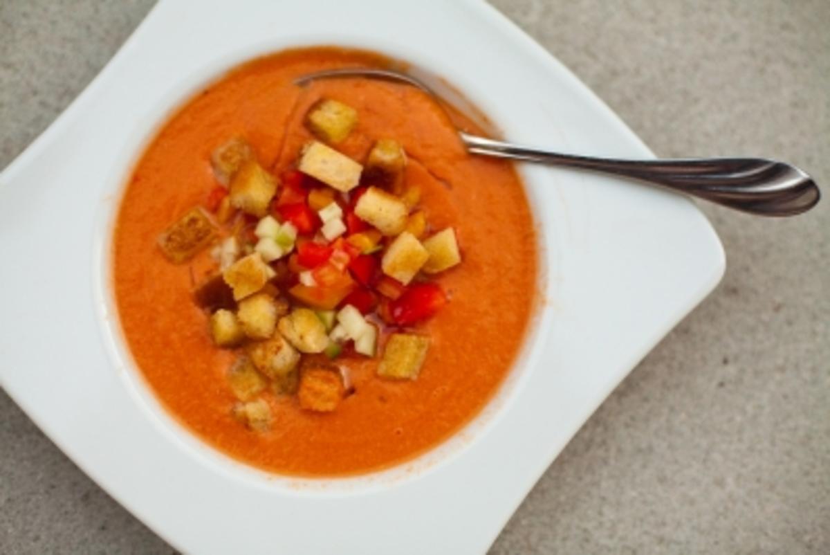 Gazpacho mit Fleischtomaten frisch und Salatgurke - Rezept mit Bild ...