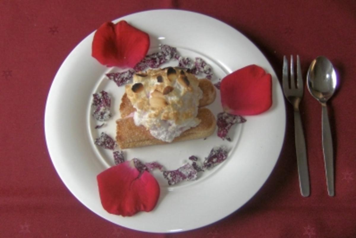 Grazie - Gratiniertes Erdbeereis mit kandierten Rosenblättern - Rezept