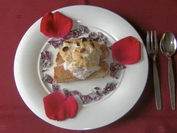 Rezept: Grazie - Gratiniertes Erdbeereis mit kandierten Rosenblättern Grazie - Gratiniertes Erdbeereis mit kandierten Rosenblättern - Rezept