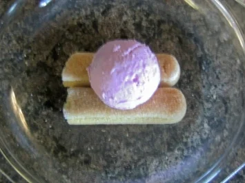 Rezept: Grazie - Gratiniertes Erdbeereis mit kandierten Rosenblättern Bild Nr. 3 Grazie - Gratiniertes Erdbeereis mit kandierten Rosenblättern - Rezept - Bild Nr. 3