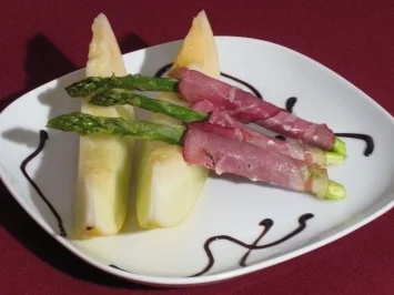 Rezept: Schinken umgarnt grünen Spargel an Honigmelone mit Trüffelbalsamico Schinken umgarnt grünen Spargel an Honigmelone mit Trüffelbalsamico - Rezept