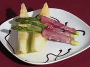 Schinken umgarnt grünen Spargel an Honigmelone mit Trüffelbalsamico - Rezept