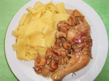 Hähnchenkeulen mit Pfifferlingen Dida's Art - Rezept