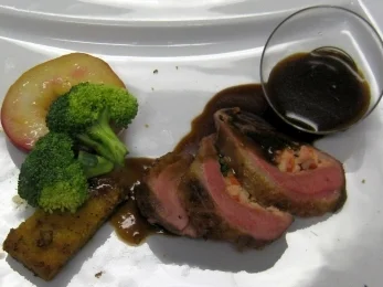 Rezept: Gefüllte Entenbrust mit Lavendel-Pfirsich, Brokkoli und Mandel-polenta Gefüllte Entenbrust mit Lavendel-Pfirsich, Brokkoli und Mandel-polenta - Rezept