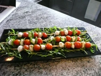 SALATE/ Tomaten-Mozzarella Spieße auf Ruccolasalat - Rezept