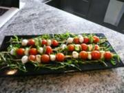 SALATE/ Tomaten-Mozzarella Spieße auf Ruccolasalat - Rezept