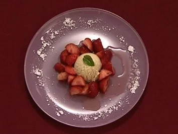 Rezept: Marinierte Erdbeeren mit Vanilleeis (Andreas Elsholz) Marinierte Erdbeeren mit Vanilleeis (Andreas Elsholz) - Rezept