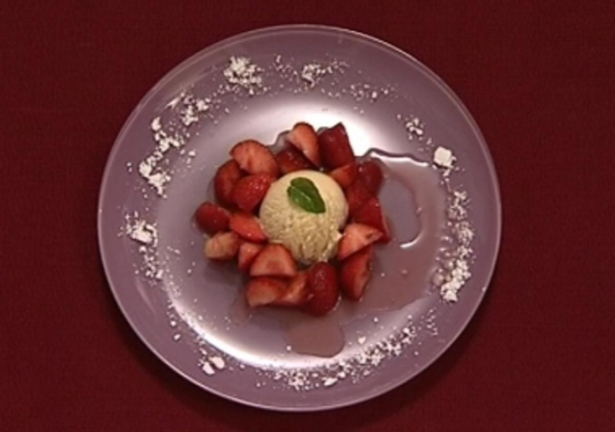 Marinierte Erdbeeren mit Vanilleeis (Andreas Elsholz) - Rezept - kochbar.de