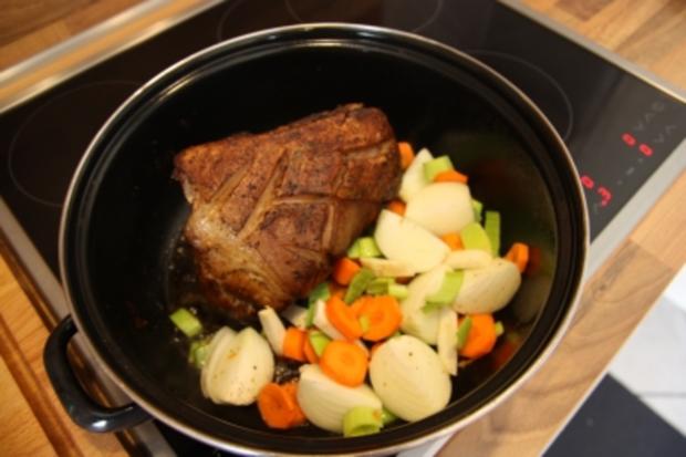 Krustenbraten mit Schweineschulter mit Schwarte ohne Knochen und ...