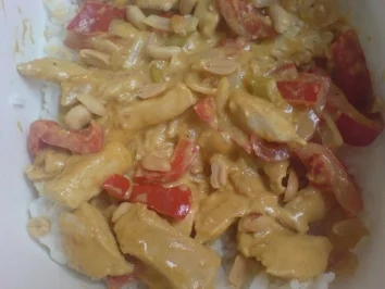 Hühnchen in fruchtiger Erdnuss-Curry-Soße - Rezept