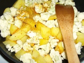 Rezept: Peschauri Gobi, aus Indien: Kartoffeln mit Blumenkohl Bild Nr. 2 Peschauri Gobi, aus Indien: Kartoffeln mit Blumenkohl - Rezept - Bild Nr. 2