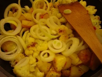 Rezept: Peschauri Gobi, aus Indien: Kartoffeln mit Blumenkohl Bild Nr. 4 Peschauri Gobi, aus Indien: Kartoffeln mit Blumenkohl - Rezept - Bild Nr. 4