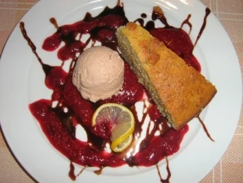 Haselnusskuchen mit Pflaumeneis - Rezept