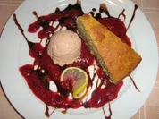 Haselnusskuchen mit Pflaumeneis - Rezept