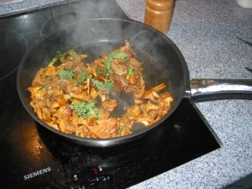 Pfifferlinge in Rahm, Sherry, Kräutersauce - Rezept - Bild Nr. 2