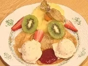 Selbst gemachtes Walnusseis auf Crêpe mit Frühlingsfrüchten - Rezept