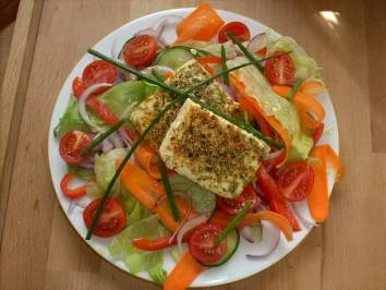 Hirtensalat mit gegrilltem Schafskäse - Rezept