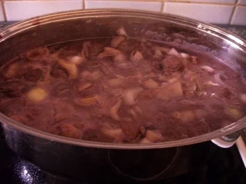 Zwiebelfleisch mit Kräutern und Oliven - Rezept