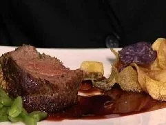 Roastbeef mit Kräuterkruste an grünen Bohnen, Croutons und Parmesan - Rezept