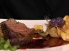 Roastbeef mit Kräuterkruste an grünen Bohnen, Croutons und Parmesan - Rezept