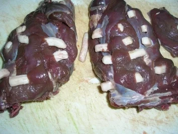 Hasenkeulen gespickt, mit gebratenen Pfifferlingen und Semmelknödel (so schmeckt es uns) - Rezept - Bild Nr. 2