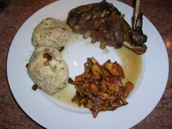 Hasenkeulen gespickt, mit gebratenen Pfifferlingen und Semmelknödel (so schmeckt es uns) - Rezept