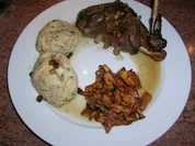 Hasenkeulen gespickt, mit gebratenen Pfifferlingen und Semmelknödel (so schmeckt es uns) - Rezept