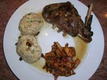 Hasenkeulen gespickt, mit gebratenen Pfifferlingen und Semmelknödel (so schmeckt es uns) - Rezept - Bild Nr. 7