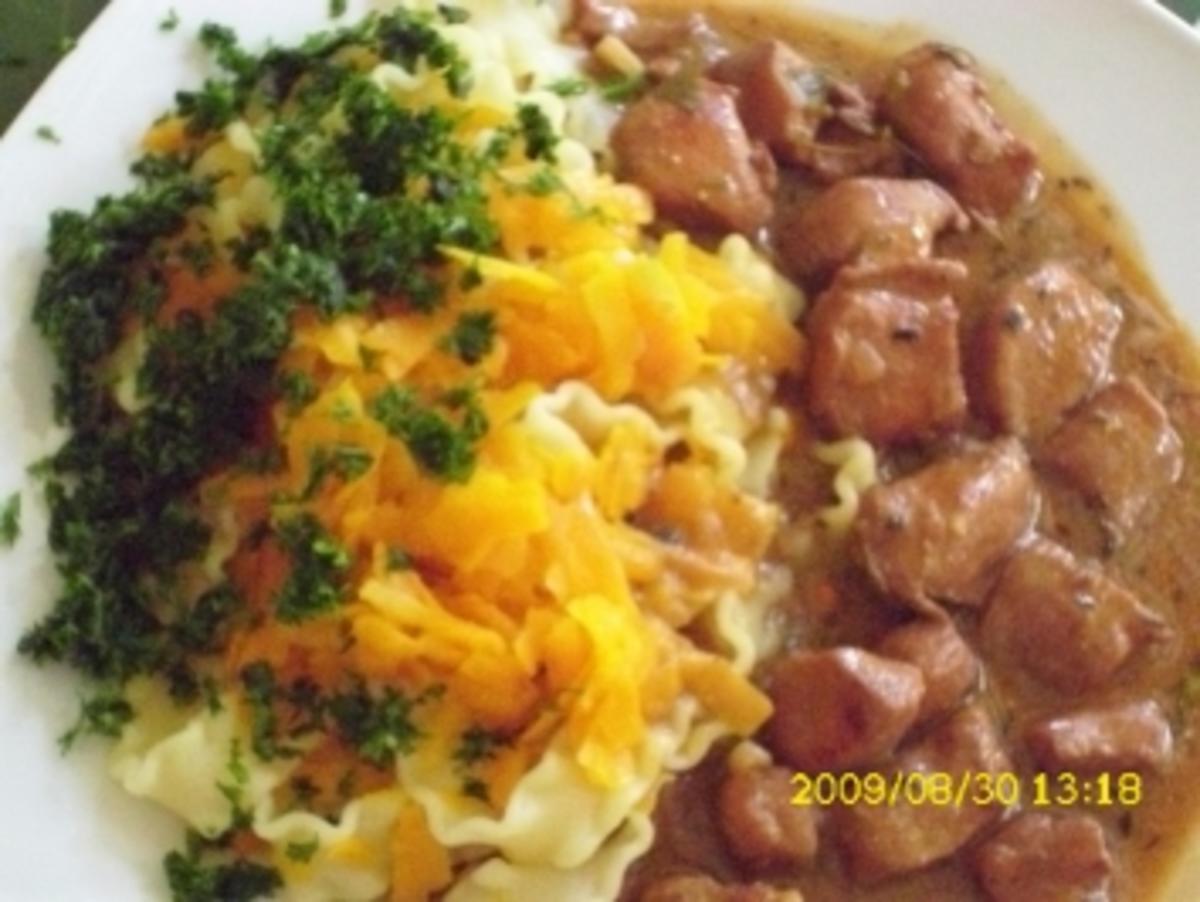 Bilder für Fleisch: Kaninchenragout mit Karotten-Nudeln - Rezept