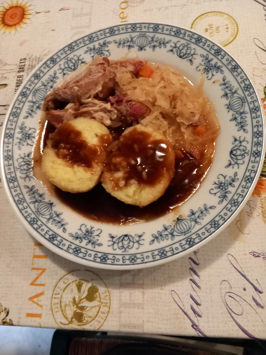 Eisbein mit Sauerkraut und Klößen - Rezept - Bild Nr. 5