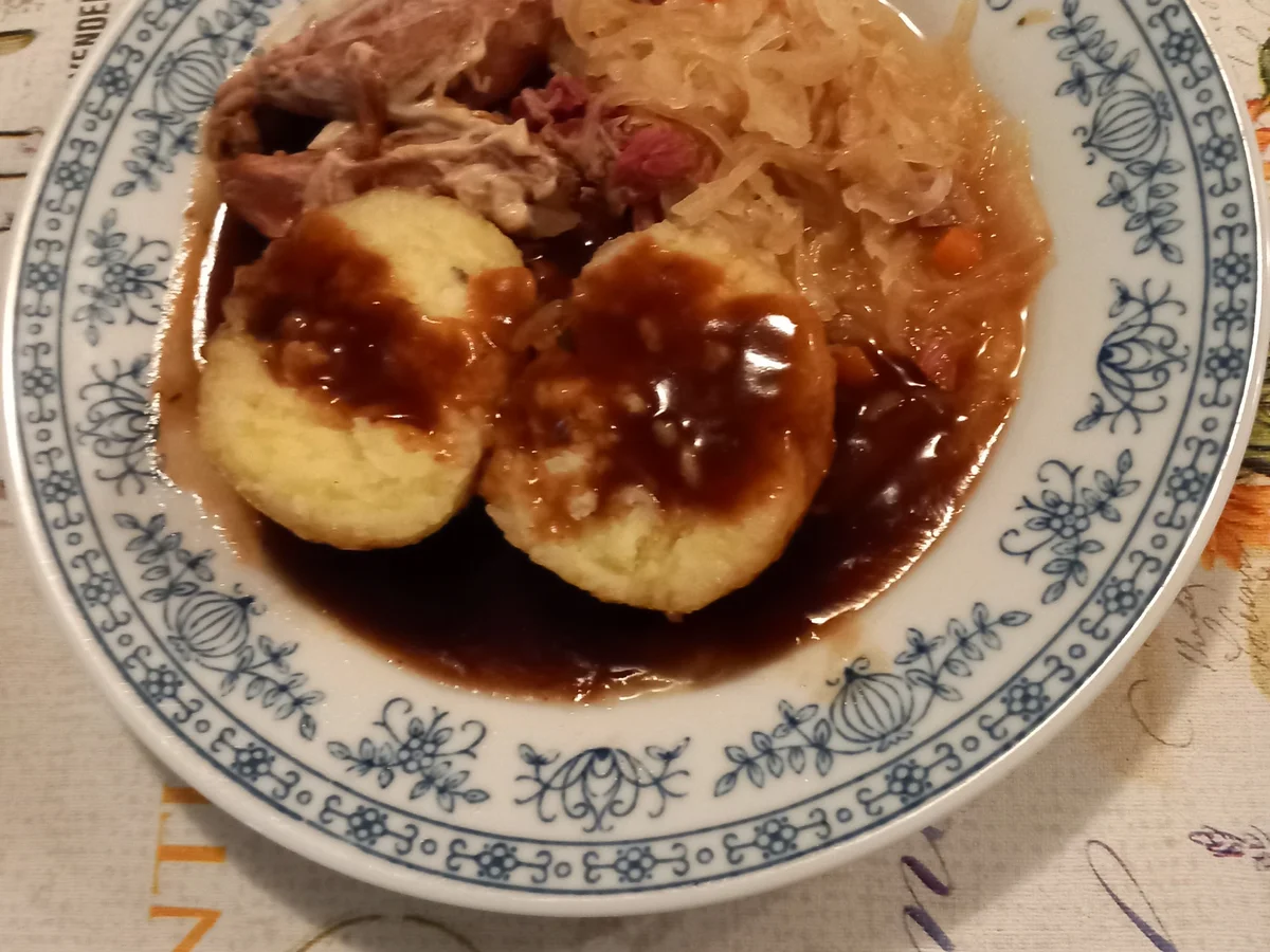 Rezept: Eisbein mit Sauerkraut und Klößen Bild Nr. 5 Eisbein mit Sauerkraut und Klößen - Rezept - Bild Nr. 5