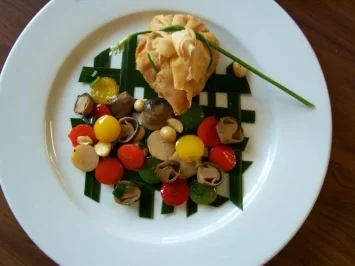 Rezept: Aromatische Fischüberraschung auf Gemüsekonfetti Aromatische Fischüberraschung auf Gemüsekonfetti - Rezept