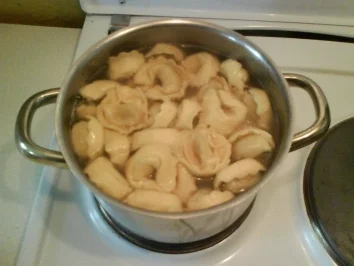 Rezept: Nudeln: Tortellinis mit Spinat und Ricottta in Pfifferlingsoße Bild Nr. 2 Nudeln: Tortellinis mit Spinat und Ricottta in Pfifferlingsoße - Rezept - Bild Nr. 2