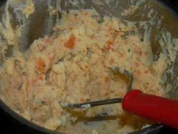 Kartoffel-Möhrenpüree mit marinierten Putenschwenker und gerösteten Zwiebelringen - Rezept - Bild Nr. 5