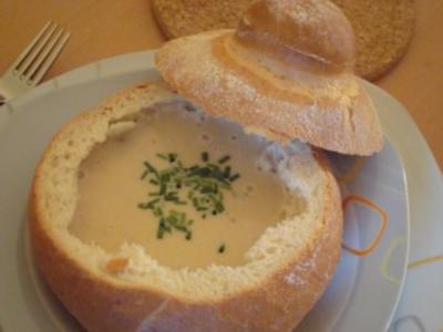 Knoblauchsuppe im Suppentopf aus Brot serviert - Rezept