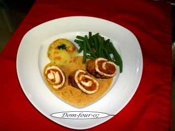 Gefüllte-Hähnchen Brustroulade  an Zwiebelweißweinsoße - Rezept