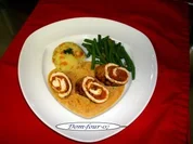 Gefüllte-Hähnchen Brustroulade  an Zwiebelweißweinsoße - Rezept