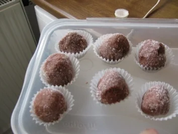 Rezept: Nougat-Rum-Trüffel Bild Nr. 2 Nougat-Rum-Trüffel - Rezept - Bild Nr. 2