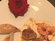 Rezept: "Liebeserklärung" - Gefüllte Calamari an gebratenen Feigen mit Rosenblättern "Liebeserklärung" - Gefüllte Calamari an gebratenen Feigen mit Rosenblättern - Rezept