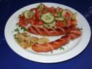 Gebratene Würstchen mit Tomaten-Gurkensalat - Rezept