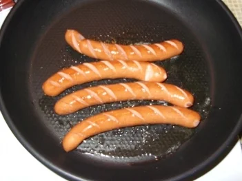 Gebratene Würstchen mit Tomaten-Gurkensalat - Rezept - Bild Nr. 2