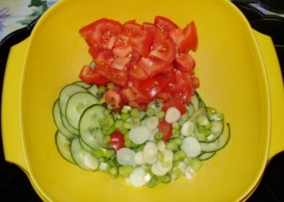 Gebratene Würstchen mit Tomaten-Gurkensalat - Rezept - Bild Nr. 3