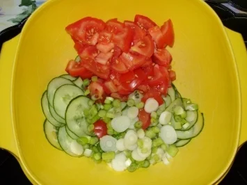 Gebratene Würstchen mit Tomaten-Gurkensalat - Rezept - Bild Nr. 3