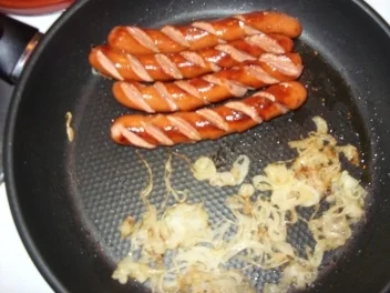 Gebratene Würstchen mit Tomaten-Gurkensalat - Rezept - Bild Nr. 4