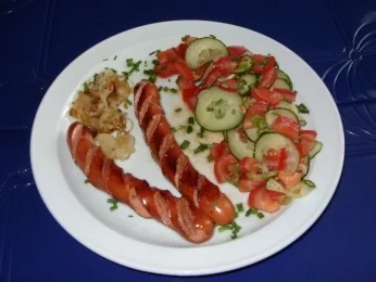 Gebratene Würstchen mit Tomaten-Gurkensalat - Rezept - Bild Nr. 5