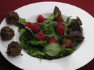 Rezept: Salat mit Frischkäse-Pralinen und Himbeeren Salat mit Frischkäse-Pralinen und Himbeeren - Rezept